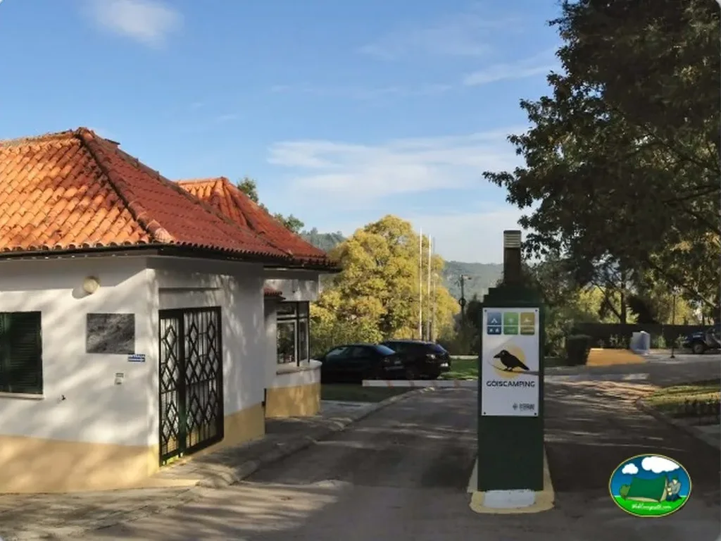 Recepción con tejado de barro y cartel de acceso del Camping Góis Camping, Góis (Coimbra)