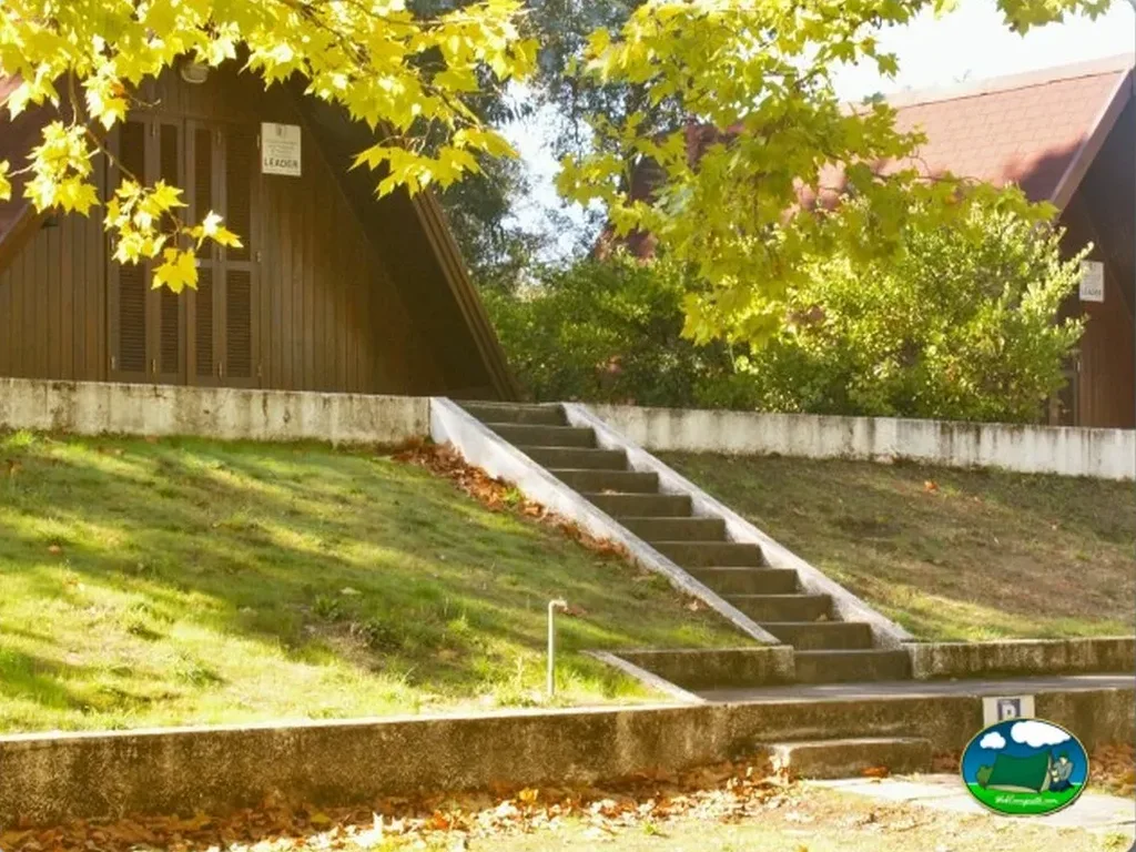 Parcela con cabaña y zona ajardinada del Camping Góis Camping, Góis (Coimbra)