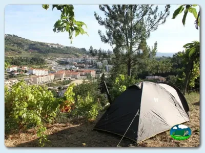 Tienda de acampada con vistas a la montaña y ciudad del Camping Lamego, Lamego (Viseu)