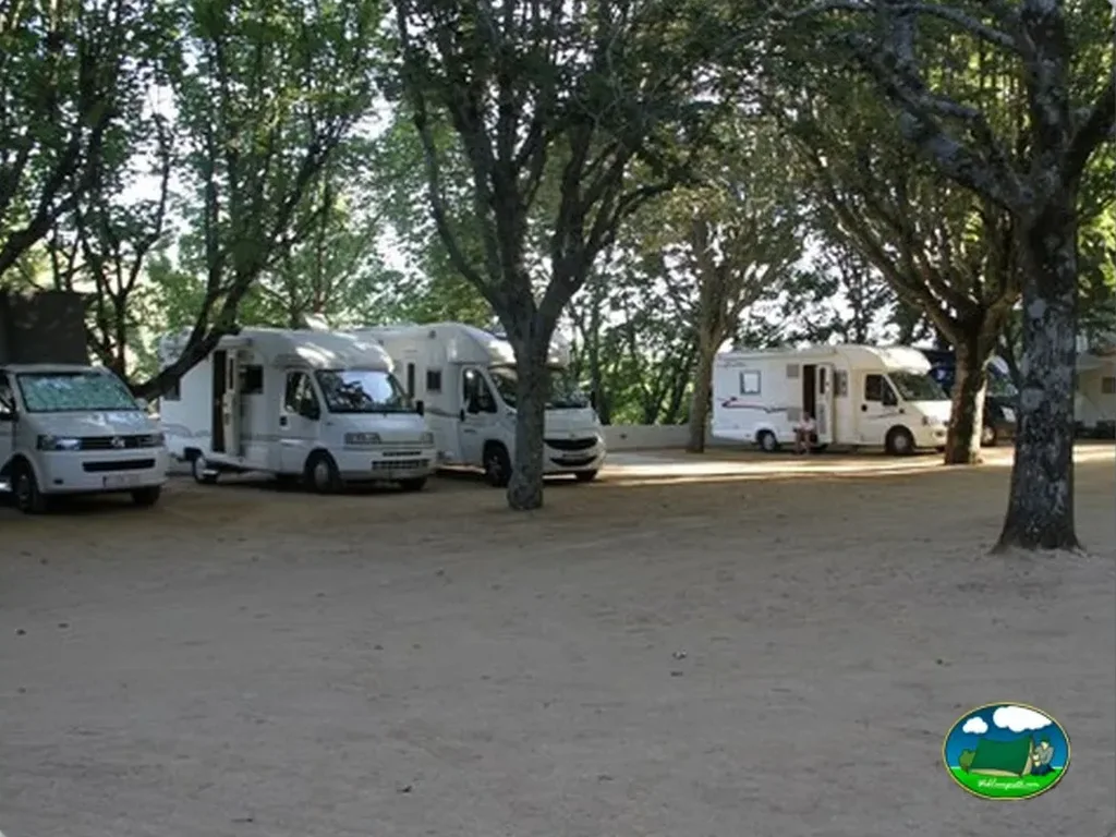 Parcelas con mobil-homes bajo árboles del Camping Lamego, Lamego (Viseu)
