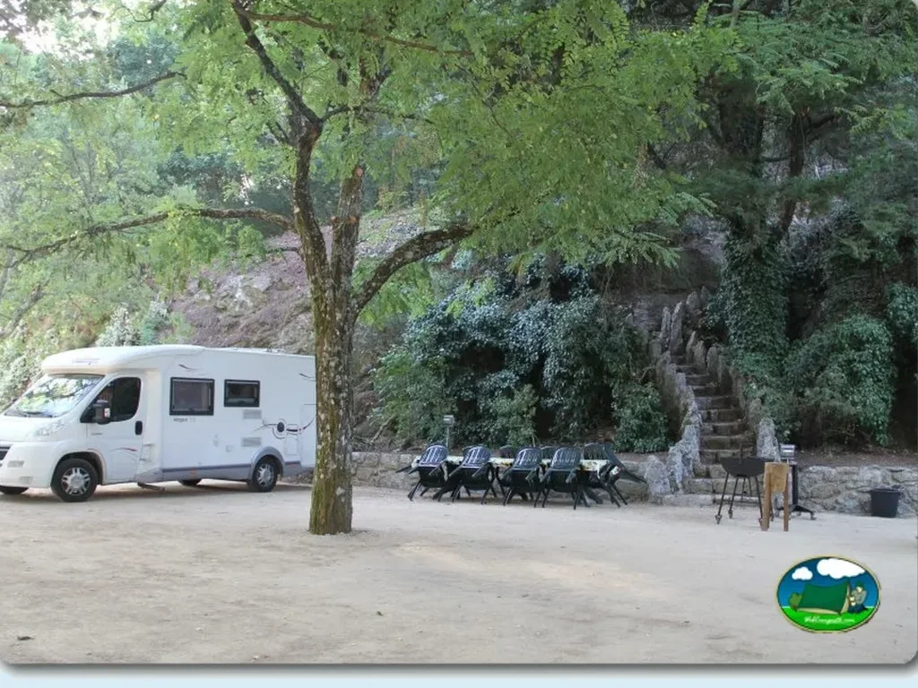 Mobil-home en parcela arbolada junto al río del Camping Lamego, Lamego (Viseu)