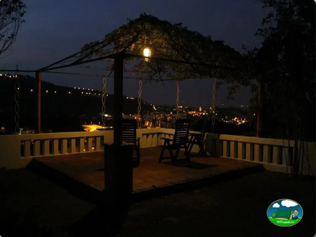 Zona de descanso nocturna con vistas a la ciudad del Camping Lamego, Lamego (Viseu)
