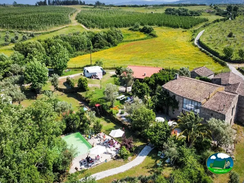 Piscina con vistas a la montaña y entorno rural del Camping Toca da Raposa, Meruge (Coimbra)