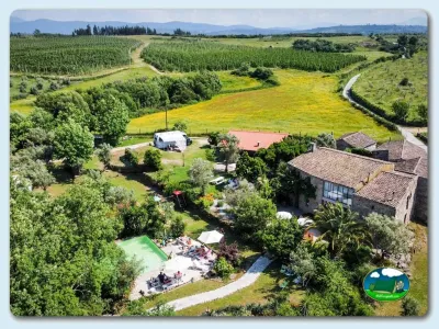 Piscina con vistas a la montaña y entorno rural del Camping Toca da Raposa, Meruge (Coimbra)