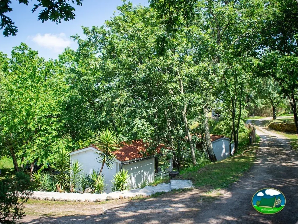 Parcela arbolada con bungalow entre árboles del Camping Toca da Raposa, Meruge (Coimbra)