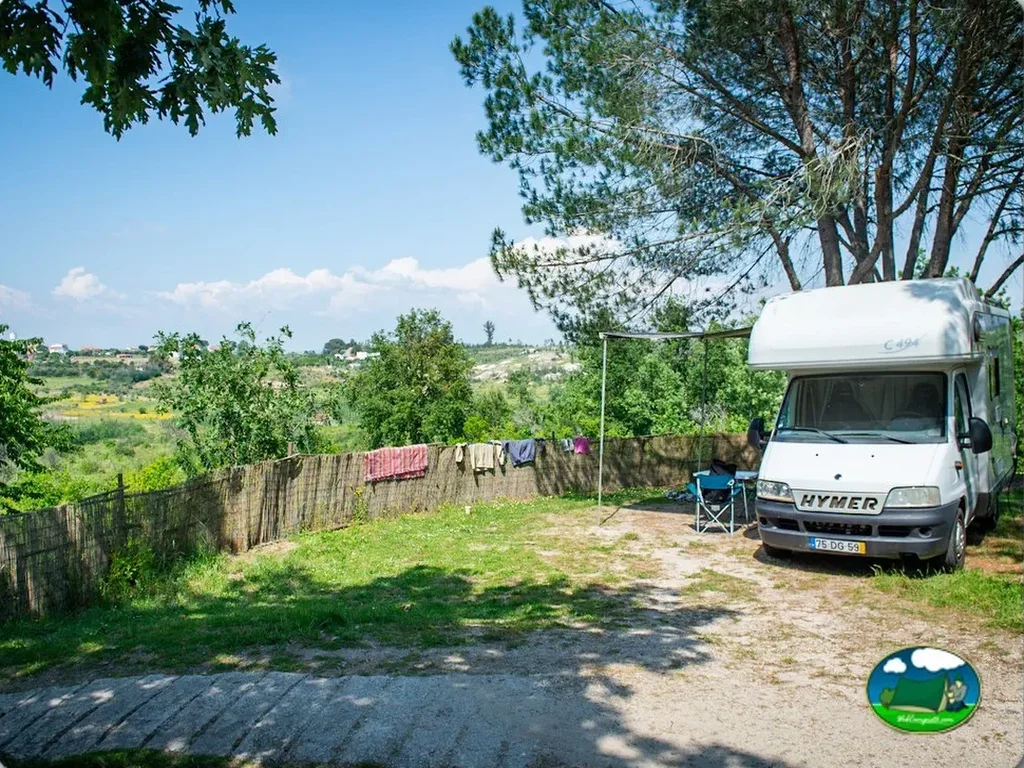 Parcela con vistas a la montaña y mobil-home del Camping Toca da Raposa, Meruge (Coimbra)