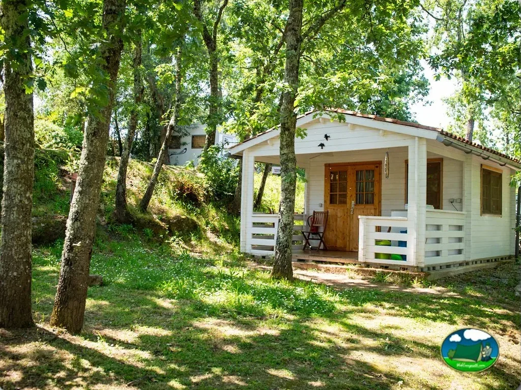 Bungalow en entorno arbolado con porche del Camping Toca da Raposa, Meruge (Coimbra)