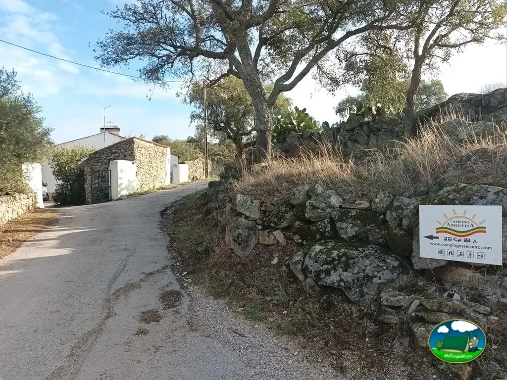 Entrada del recinto con cartel del Camping Asseiceira, Marvão (Portalegre)