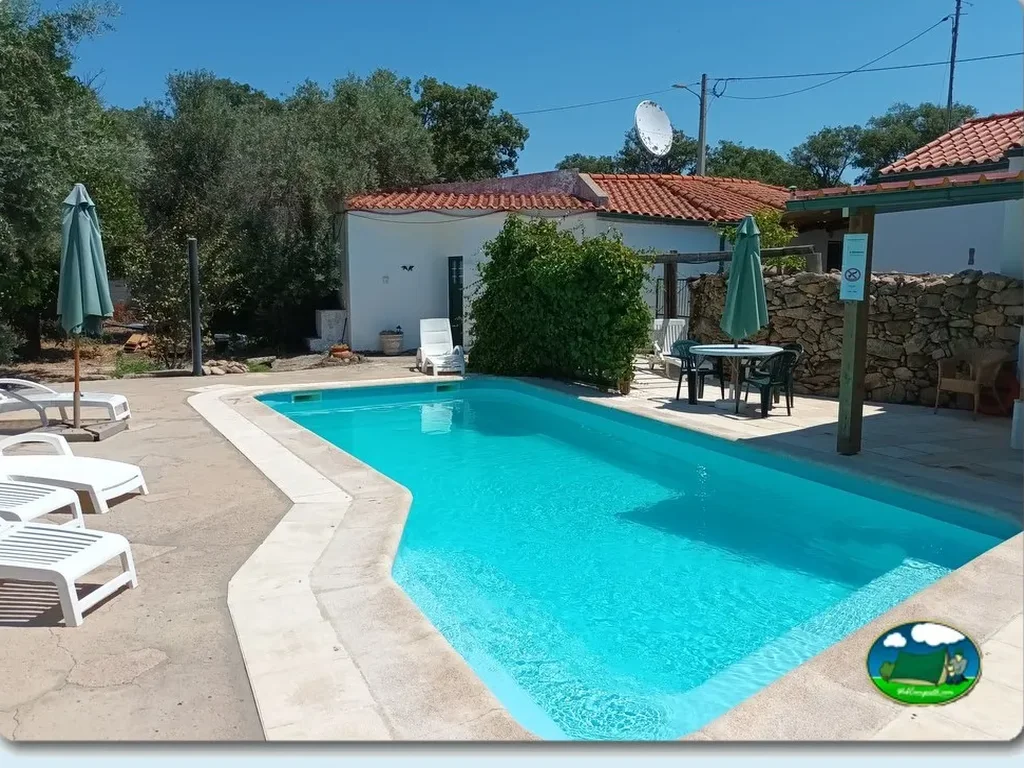 Piscina con bungalow y zona de sombraje del Camping Asseiceira, Marvão (Portalegre)