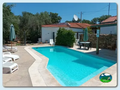 Piscina con bungalow y zona de sombraje del Camping Asseiceira, Marvão (Portalegre)