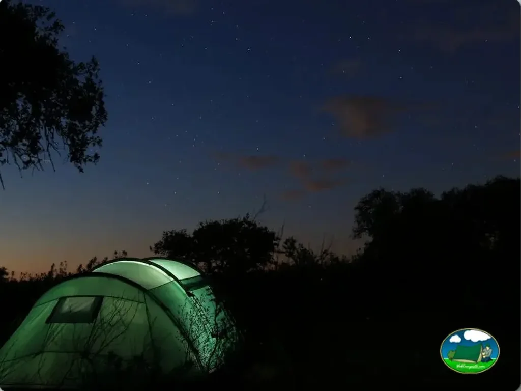 Tienda de acampada con vistas nocturnas estrelladas del Camping Bubulcus Bolotas Camping, Arraiolos (Évora)