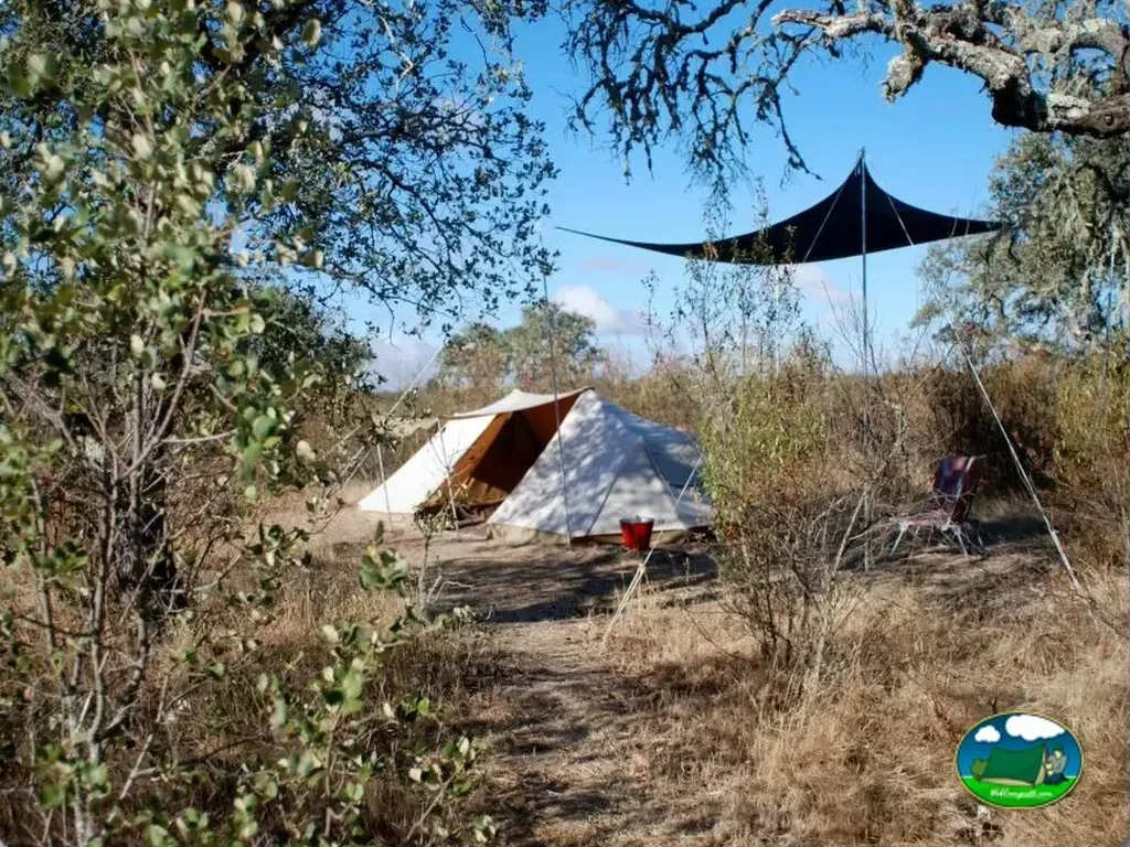 Glamping tienda de acampada en entorno natural con sombrilla del Camping Bubulcus Bolotas Camping, Arraiolos (Évora)