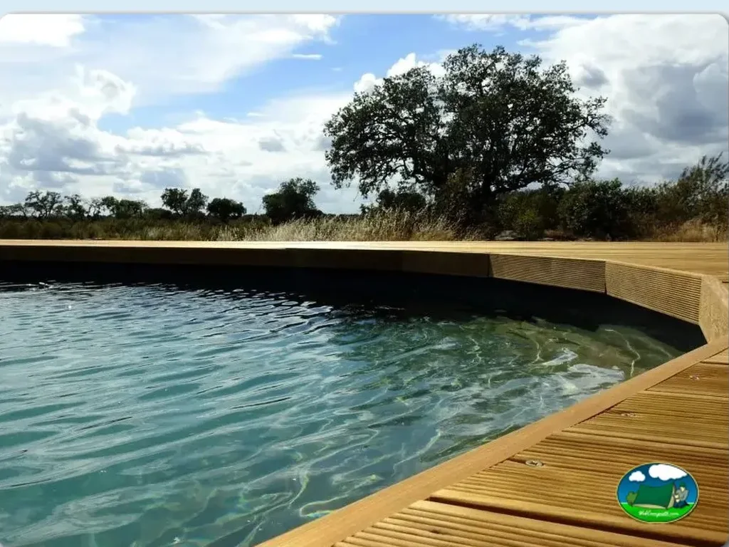 Piscina con vistas a la montaña y entorno natural del Camping Bubulcus Bolotas Camping, Arraiolos (Évora)