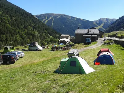 Tienda de acampada montana sierra con vistas del Camping Font de Ferrocins, Incles