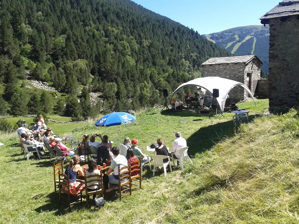 Montana glamping tienda de acampada con actividades familiares del Camping Font de Ferrosins, Incles