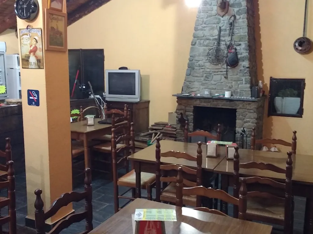 Restaurante interior con chimenea del Camping Font de Ferrosins, Incles