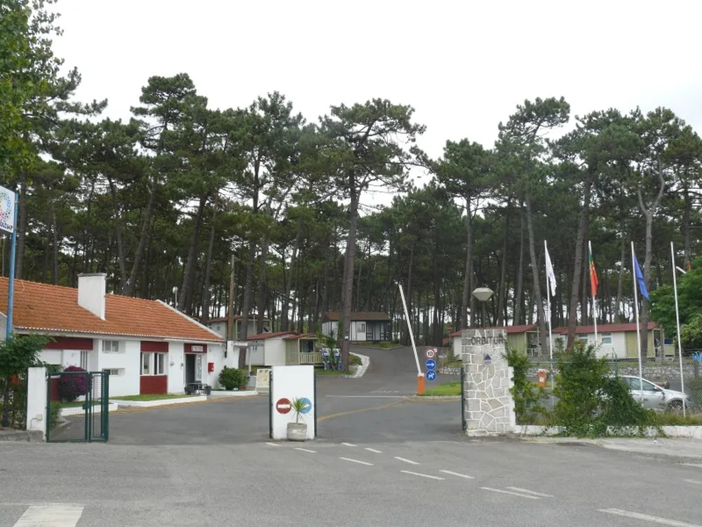 Entrada del recinto con recepción del Camping Orbitur Valado, Nazaré (Leiria)