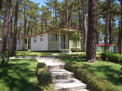 Mobil-home entre pinos con terraza del Camping Orbitur Valado, Nazaré (Leiria)