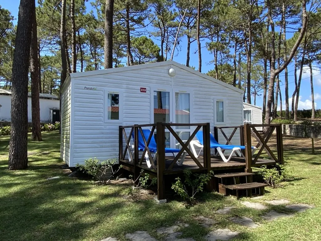 Mobil-home entre pinos con terraza y tumbonas del Camping Orbitur Valado, Nazaré (Leiria)