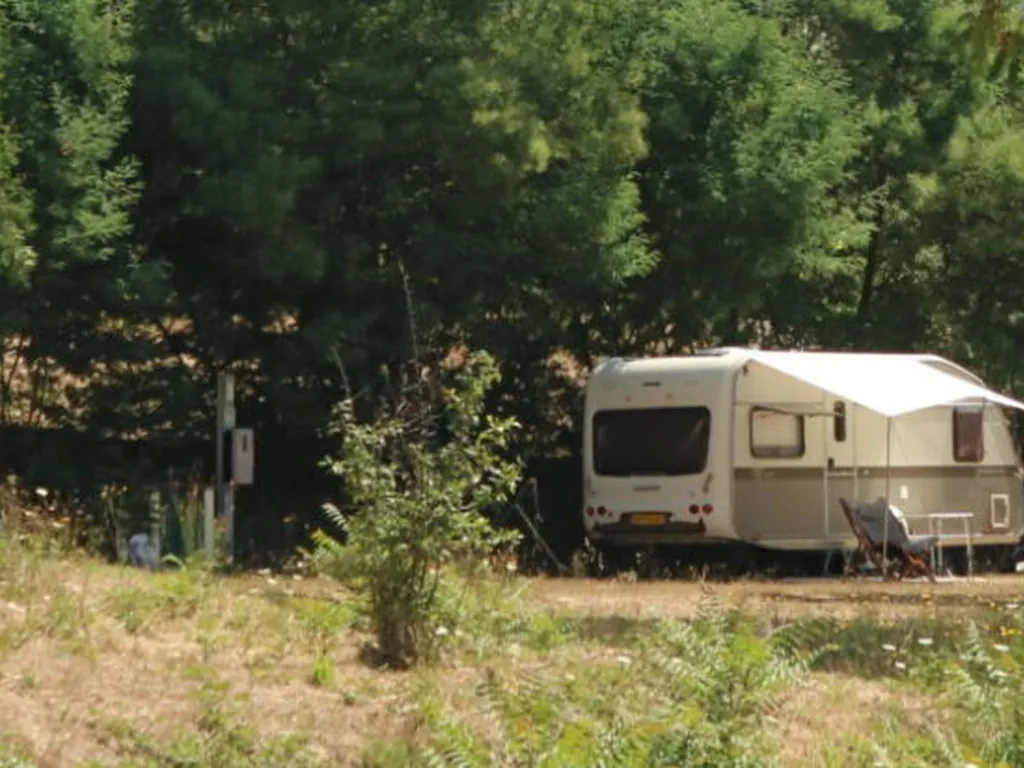 Mobil-home en parcela arbolada del Camping Quinta do Retiro, Tábua (Coimbra)