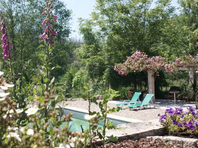 Parcela con jardín florecido y hamacas del Camping Quinta do Retiro, Tábua (Coimbra)