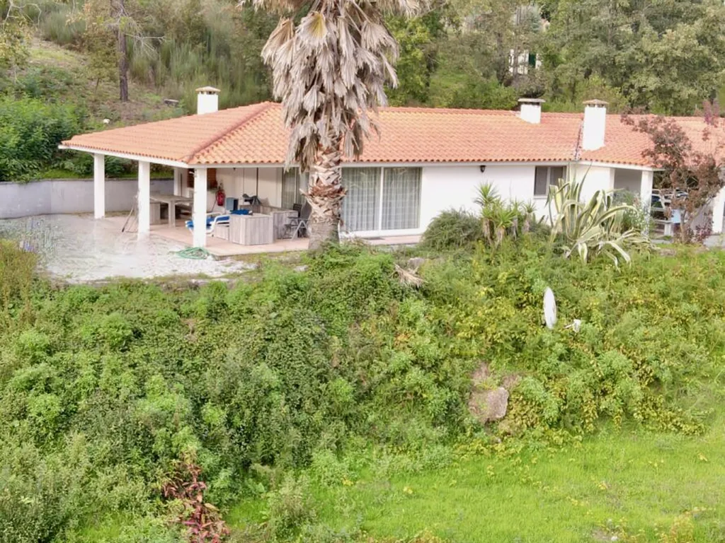 Bungalow con terraza y zona ajardinada del Camping Quinta do Retiro, Tábua (Coimbra)