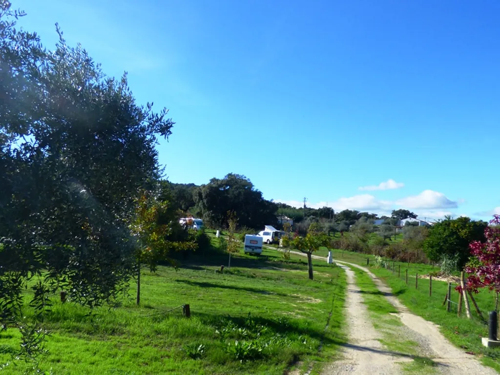 Parcelas con mobil-home en entorno rural del Camping Lapa dos Gaivões, Arronches (Portalegre)