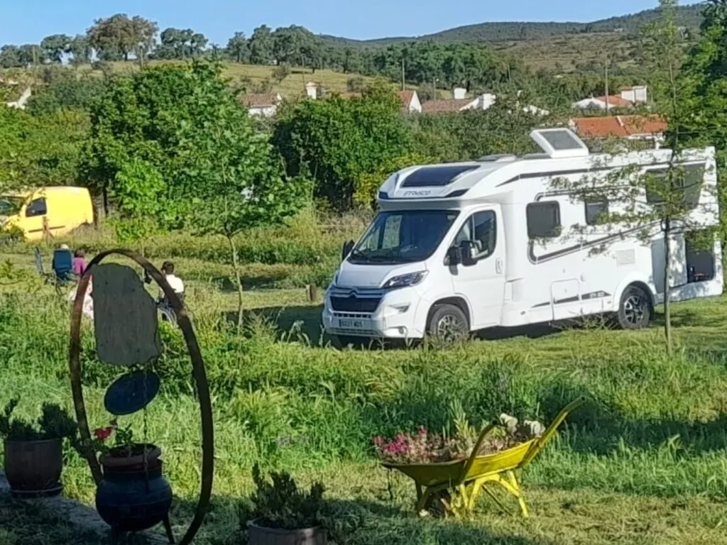Mobil-home en parcela con vistas a la sierra del Camping Lapa dos Gaivões, Arronches (Portalegre)