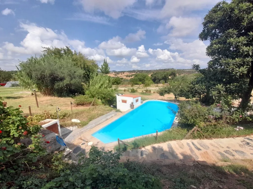 Piscina con vistas a la sierra del Camping Lapa dos Gaivões, Arronches (Portalegre)