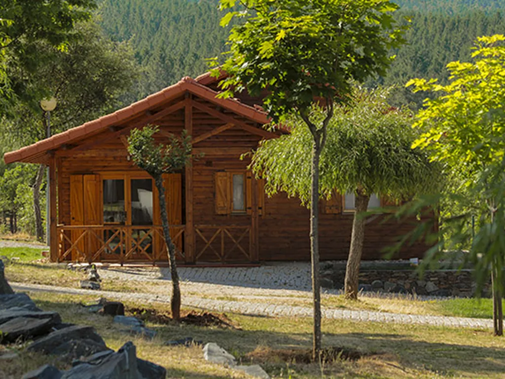Cabaña de madera con vistas a la sierra del Camping Oleiros, Oleiros (Castelo Branco)