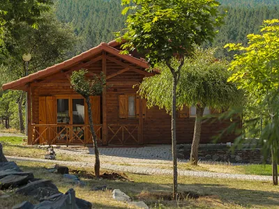 Cabaña de madera con vistas a la sierra del Camping Oleiros, Oleiros (Castelo Branco)