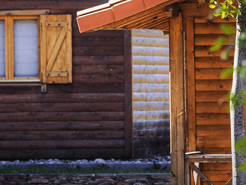 Cabaña de madera con terraza cubierta del Camping Oleiros, Oleiros (Castelo Branco)