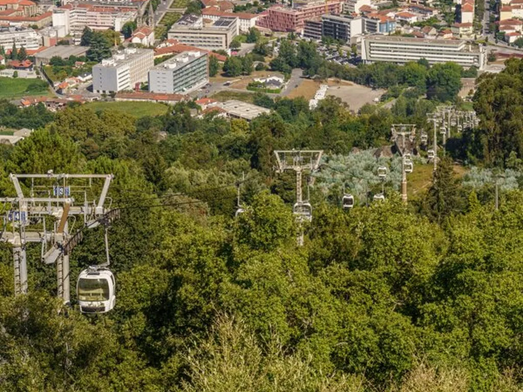 Telecabina sobre montaña boscosa del Camping Parque de Campismo da Penha, Guimarães (Braga)