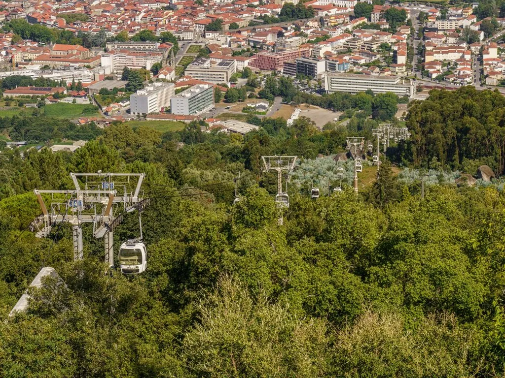 Montaña con telecabina y vistas a la ciudad del Camping Parque de Campismo da Penha, Guimarães (Braga)