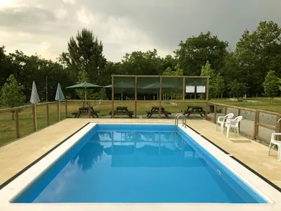Piscina con vistas al entorno natural del Camping Garfepark, Póvoa de Lanhoso (Braga)