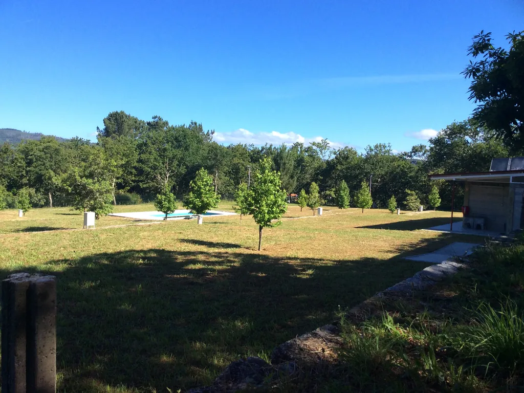 Parcela con piscina y entorno arbolado del Camping Garfepark, Póvoa de Lanhoso (Braga)