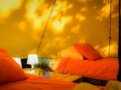 Glamping tipi con cama y luz natural del Camping Xisto Camping, Pampilhosa da Serra (Coimbra)