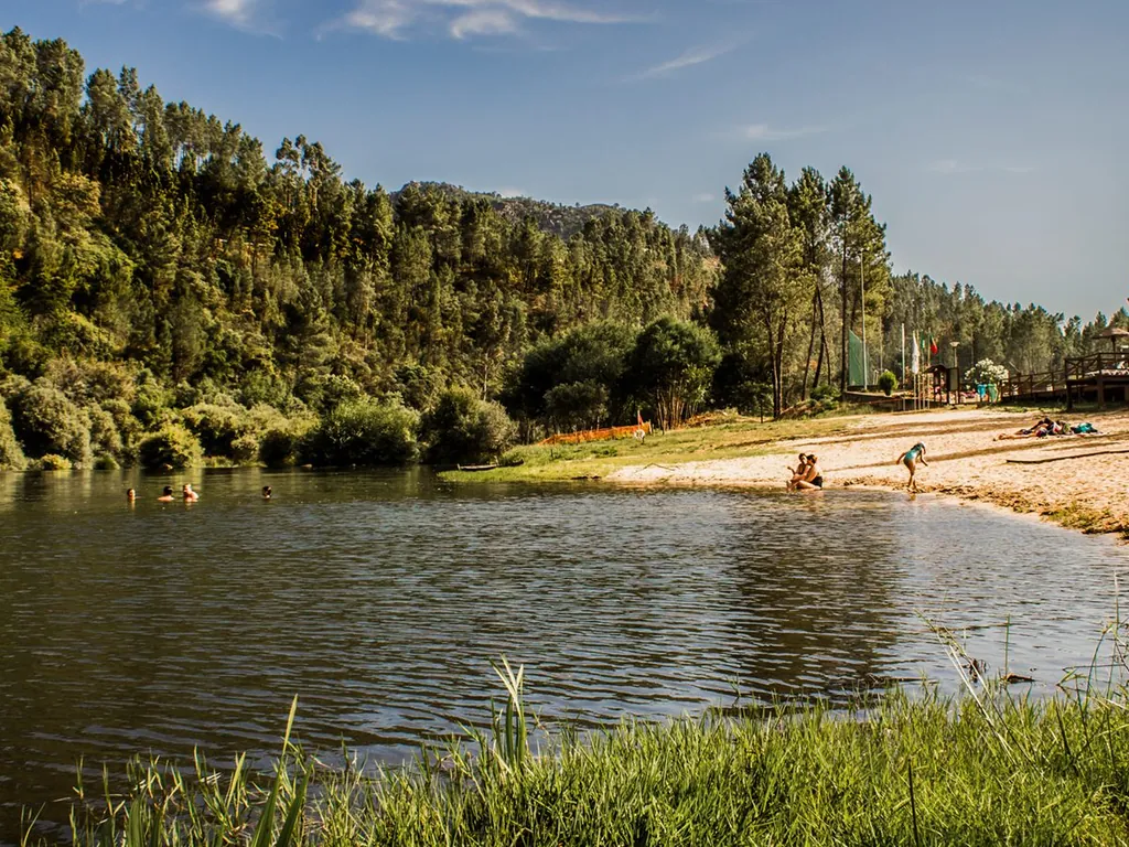 Parcela junto al río con bosque y playa fluvial del Camping Xisto Camping, Pampilhosa da Serra (Coimbra)