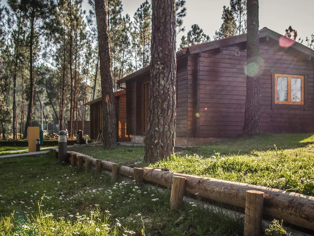 Cabaña de madera en la montaña rodeada de pinos del Camping Xisto Camping, Pampilhosa da Serra (Coimbra)