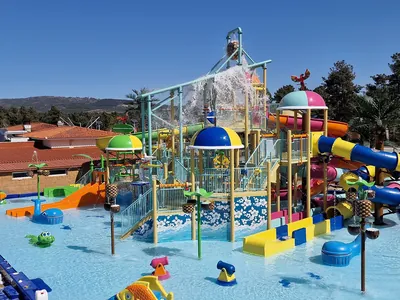 Parque infantil con piscina y toboganes del Camping Naturwaterpark, Vila Real (Vila Real)