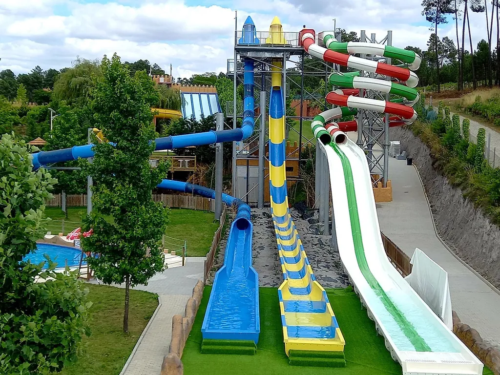 Parque infantil con toboganes acuáticos multicolores del Camping Naturwaterpark, Vila Real (Vila Real)