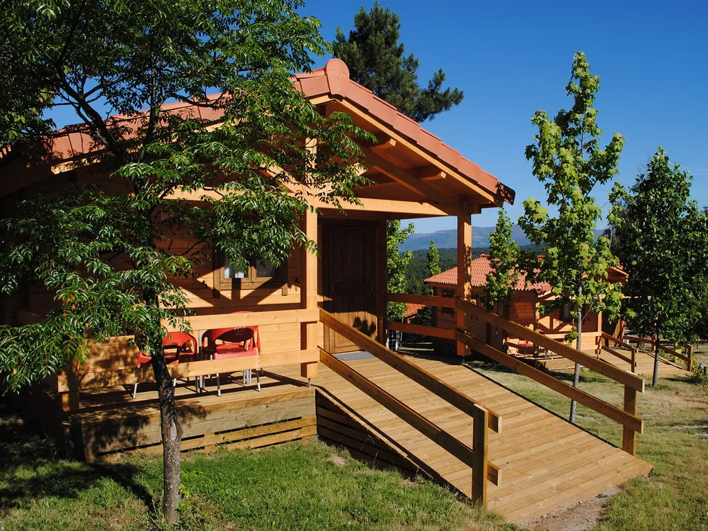 Bungalow de madera con terraza y vistas a la montaña del Camping Naturwaterpark, Vila Real (Vila Real)