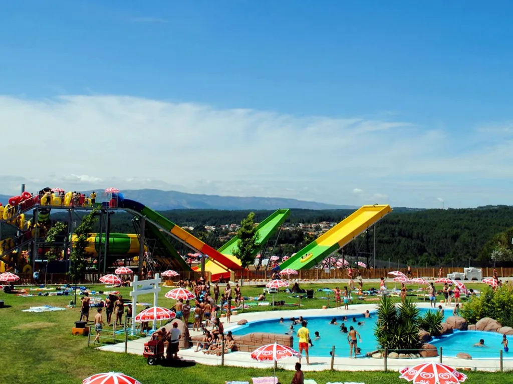 Piscina con parque infantil y vistas a la montaña del Camping Naturwaterpark, Vila Real (Vila Real)