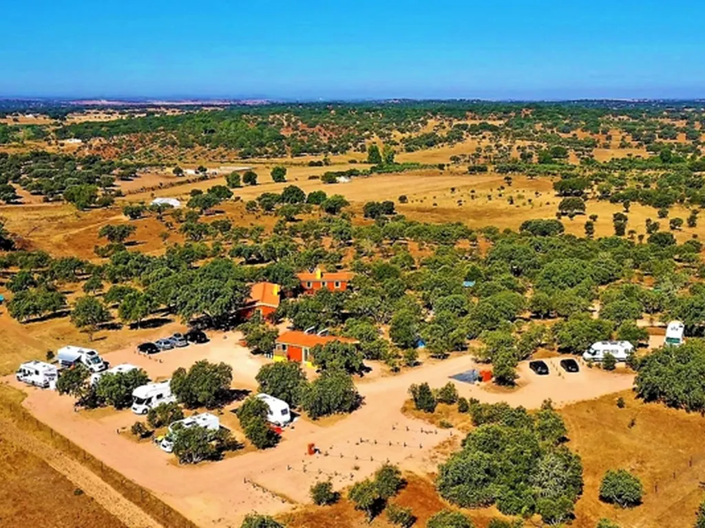 Vista aérea del recinto con parcelas y edificios del Camping Puro Alentejo, Elvas (Portalegre)