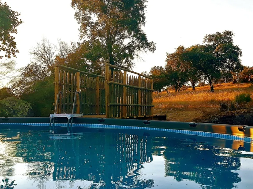 Piscina con vistas a la sierra del Camping Puro Alentejo, Elvas (Portalegre)