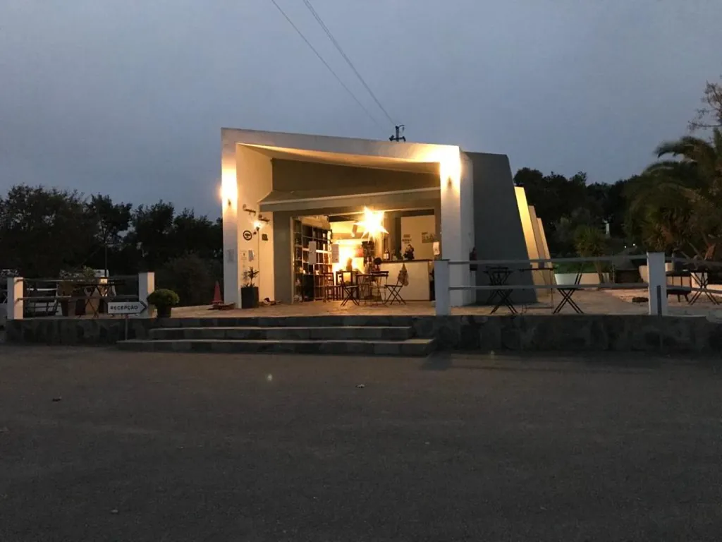 Recepción y bar con iluminación nocturna del Camping Alentejo, Arraiolos (Évora)