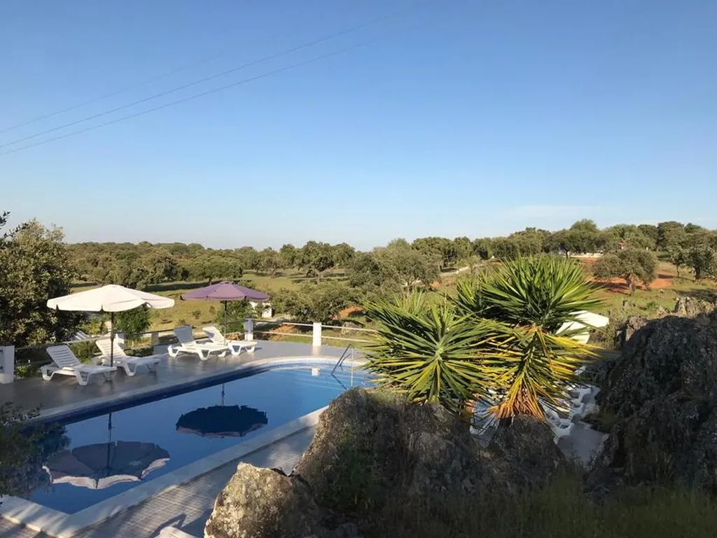 Piscina con vistas a la sierra y vegetación mediterránea del Camping Alentejo, Arraiolos (Évora)