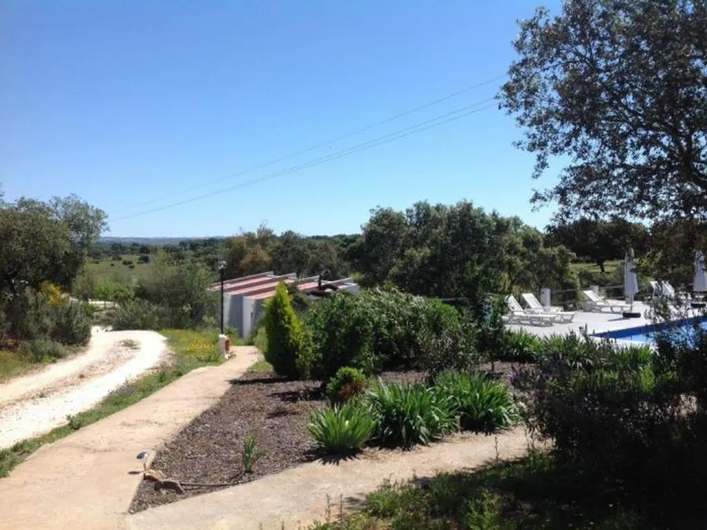 Parcela con mobil-home y vistas a la sierra del Camping Alentejo, Arraiolos (Évora)