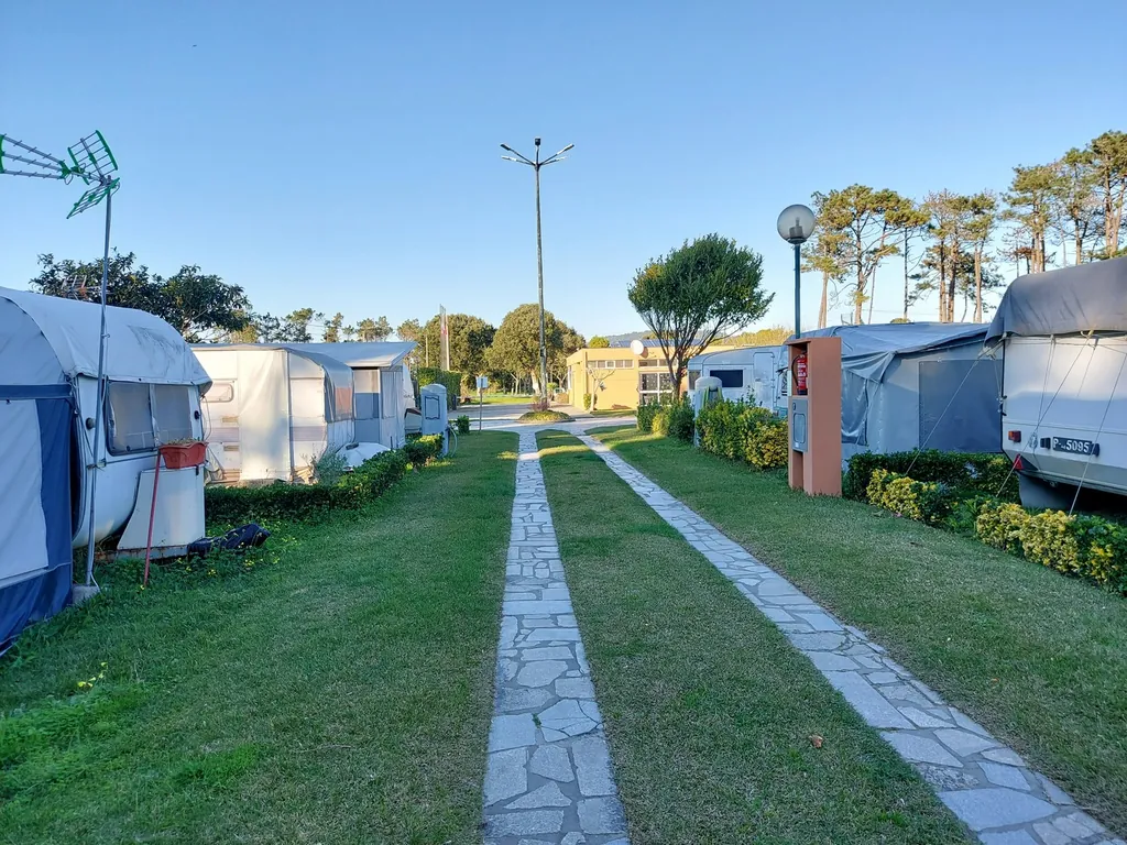 Parcelas con mobil-homes y caminos pavimentados del Camping Belinho, Esposende (Braga)