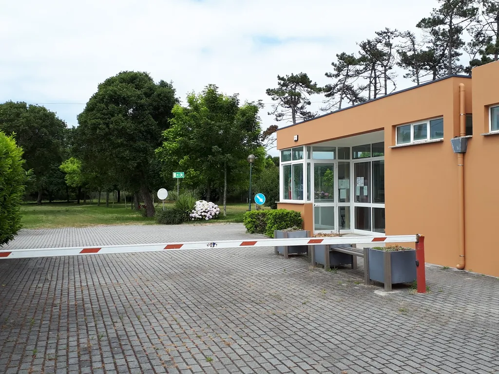 Recepción con zona ajardinada y arbolada del Camping Belinho, Esposende (Braga)